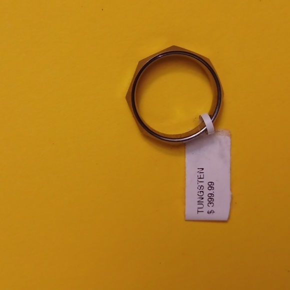 NWT - Men's Triangular Faceted Tungsten Ring - Size 9 - Picture 2 of 2